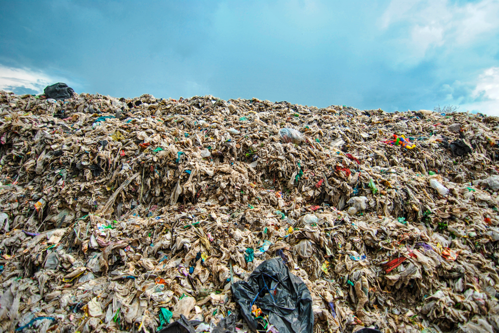 Grote hoeveelheid plastic afval.